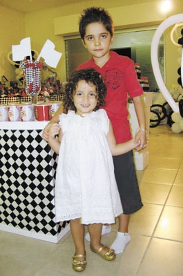Em dia de duplo aniversário no Buffet Catavento: os irmãos Cléo e Caetano Capanema Gomes de Mello